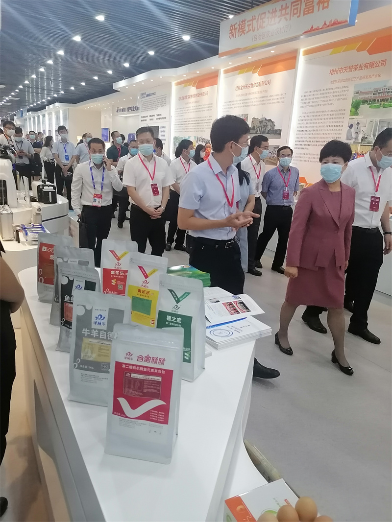 區(qū)副主席蔡麗新參觀飼料微量元素添加劑廠家澤威爾展臺
