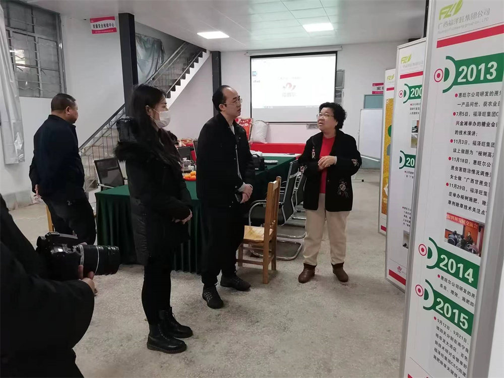 橫州市科技局賴局長(zhǎng)、公司董事長(zhǎng)周建群