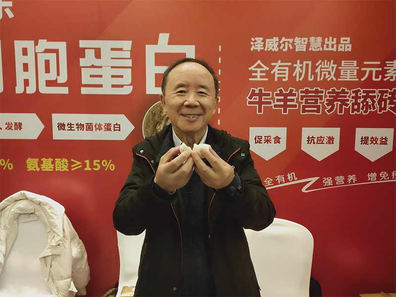 澤威爾展示的有機雞蛋